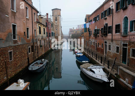 Venedig-Kanäle an nebligen Wintermorgen. Stockfoto