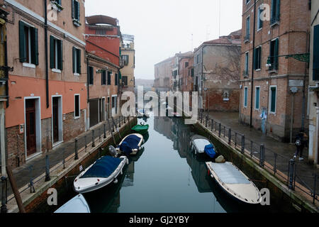 Venedig-Kanäle an nebligen Wintermorgen. Stockfoto