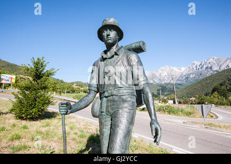 Statue von Walker als Symbol für Wandern Camino Santiago.Famous Wallfahrt Trail in der Nähe von Potes Dorf, Kantabrien Nordspanien. Stockfoto