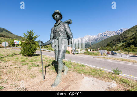 Statue von Walker als Symbol für Wandern Camino Santiago.Famous Wallfahrt Trail in der Nähe von Potes Dorf, Kantabrien Nordspanien. Stockfoto