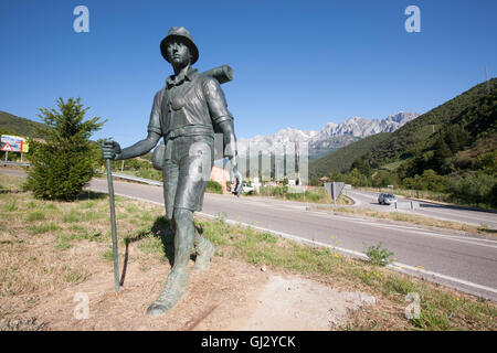 Statue von Walker als Symbol für Wandern Camino Santiago.Famous Wallfahrt Trail in der Nähe von Potes Dorf, Kantabrien Nordspanien. Stockfoto