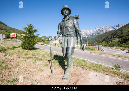 Statue von Walker als Symbol für Wandern Camino Santiago.Famous Wallfahrt Trail in der Nähe von Potes Dorf, Kantabrien Nordspanien. Stockfoto