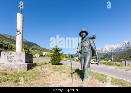 Statue von Walker als Symbol für Wandern Camino Santiago.Famous Wallfahrt Trail in der Nähe von Potes Dorf, Kantabrien Nordspanien. Stockfoto