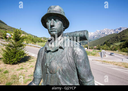 Statue von Walker als Symbol für Wandern Camino Santiago.Famous Wallfahrt Trail in der Nähe von Potes Dorf, Kantabrien Nordspanien. Stockfoto