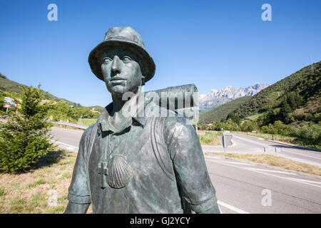 Statue von Walker als Symbol für Wandern Camino Santiago.Famous Wallfahrt Trail in der Nähe von Potes Dorf, Kantabrien Nordspanien. Stockfoto