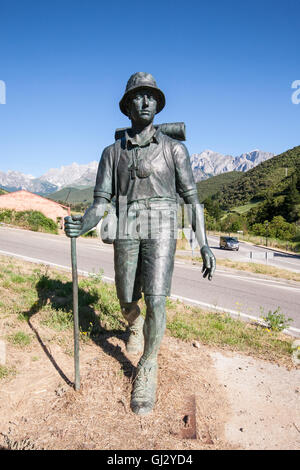 Statue von Walker als Symbol für Wandern Camino Santiago.Famous Wallfahrt Trail in der Nähe von Potes Dorf, Kantabrien Nordspanien. Stockfoto