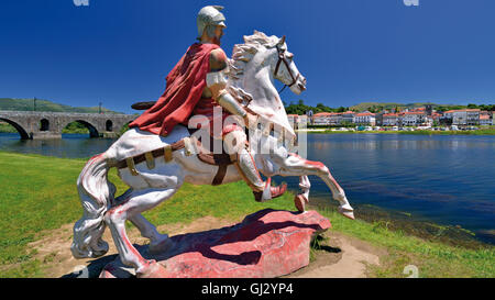 Portugal, MInho: Statue eines römischen Soldaten auf Pferd nannte seine Truppen auf der anderen Seite des Flusses Lima in Ponte de Lima Stockfoto