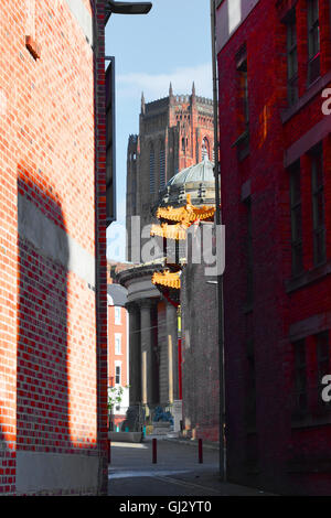 Gasse Blick auf Liverpool Kathedrale, Chinatown Tor & Great George Street Congregational Church Stockfoto