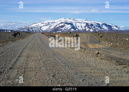 Isländische Feldweg (550) in Süd-West Highlands mit Schnee bedeckt Ok Schildvulkan in der backgroud Stockfoto