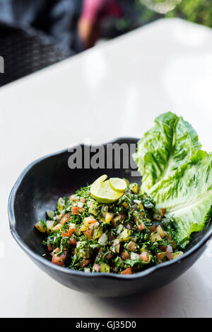 Tabouleh traditionellen libanesischen orientalisch frischer Salat Schüssel Meze Mezze starter Stockfoto