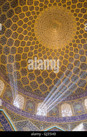 Sheikh Lotfollah-Moschee am Naqhsh-e Jahan Quadrat in Isfahan, Iran. Innenansicht Stockfoto