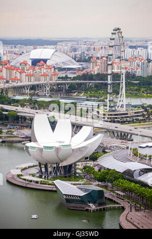 Blick auf Singapur: Singapore Flyer, ArtScience Museum und National Stadium Stockfoto