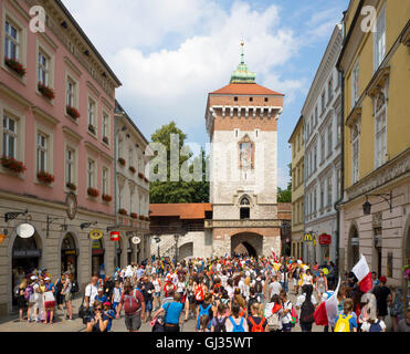 Weltjugendtag 2016. Masse der jungen Pilger am gotische St. Florian-Tor (Brama Florianska) in Krakau, Polen Stockfoto