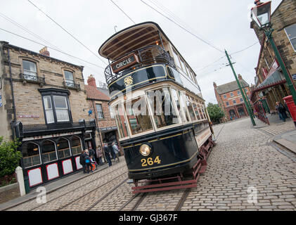 Oldtimer Straßenbahn in der Stadt 1913 bei Beamish Open Air Museum, in der Nähe von Stanley im County Durham England UK Stockfoto