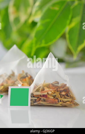 Pyramide-getrocknete Früchte-Tee-Beutel Stockfoto