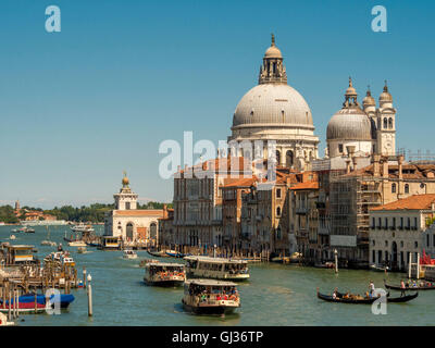 Boote auf dem Canal Grande mit Kuppel der Santa Marie della Salute in der Ferne. Venedig, Italien. Stockfoto