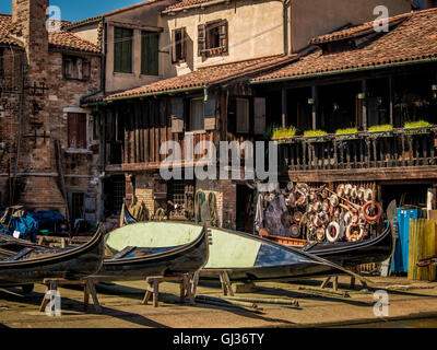 Squero di San Trovaso, Bootswerft. Wo die venezianischen Gondeln gebaut werden. Venedig, Italien. Stockfoto