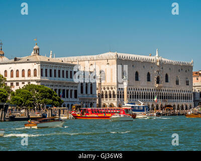 Dogen Palast und Biblioteca Marciana schoss aus Canale Di San Marco. Venedig, Italien. Stockfoto