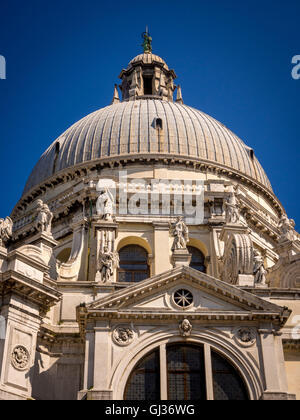 Außenansicht der Eingang und die Kuppel der Kirche Santa Maria della Salute, Venedig, Italien. Stockfoto