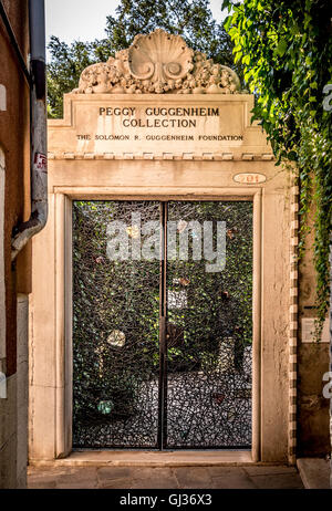 Zeitgenössische Metall und Glas Eingangstore von der Peggy Guggenheim Collection, Palazzo Venier dei Leoni, Venedig, Italien. Stockfoto