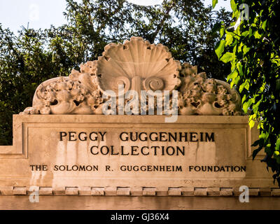 Geschnitzten Stein Eingang zum Palazzo Venier dei Leoni, Peggy Guggenheim Collection, Venedig, Italien. Stockfoto