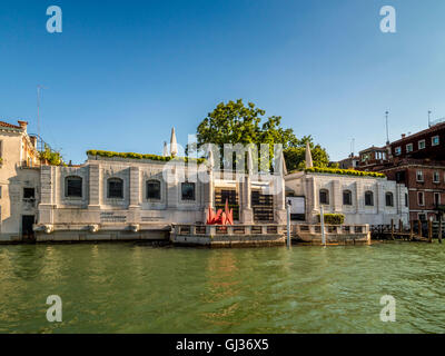 Die Peggy Guggenheim Collection, Palazzo Venier dei Leoni, gesehen vom Canal Grande, Venedig, Italien. Stockfoto