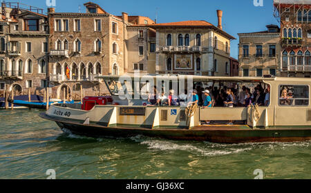 Vaporetto oder Wasser-Bus am Canal Grande, mit Passagieren an Bord. Venedig, Italien. Stockfoto