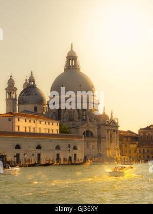 St. Maria della Salute bei Sonnenuntergang, mit Booten über den Canale Grande. Venedig, Italien. Stockfoto