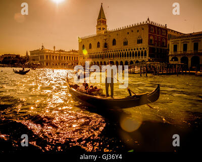 Gondel auf dem Canale Grande bei Sonnenuntergang. Venedig. Italien. Stockfoto