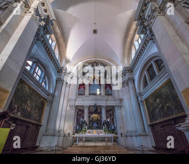 Breite des Innenraums von San Giorgio Maggiore mit Boden geschossen, Altar und weiße gewölbte Decke. Venedig, Italien. Stockfoto