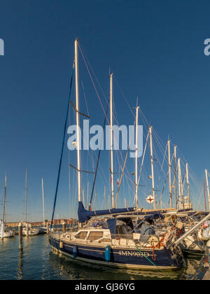 Festgemachten Boote in den Hafen von San Giorgio Maggiore, Venedig, Italien. Stockfoto