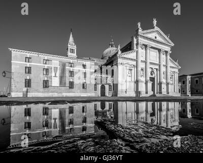 Weißen istrischen Marmor Fassade der Kirche San Giorgio Maggiore, auf der Insel mit dem gleichen Namen, Venedig, Italien. Stockfoto