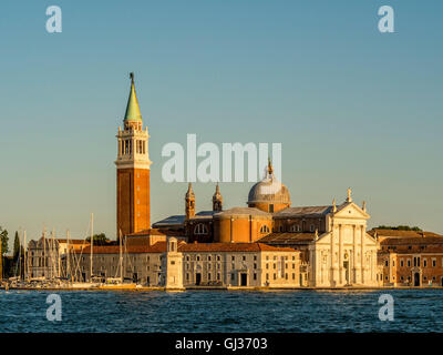 Weißen istrischen Marmor Fassade der Kirche San Giorgio Maggiore, auf der Insel mit dem gleichen Namen, Venedig, Italien. Stockfoto