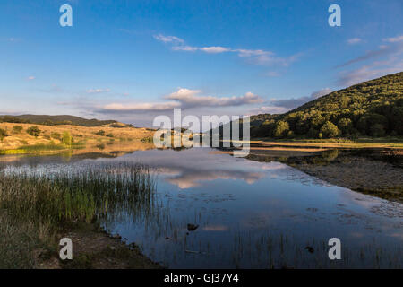 Landschaft des Biviere Sees mit Blick auf den Ätna, Nebrodi Gebirge, Messina, Sizilien Stockfoto