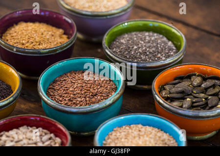 Schalen mit Sonnenblumen, Sesam, Kürbis, Leinsamen, Chia, Flachs und nigella Stockfoto