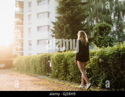 Junge Frau im Freien, auf Straße, Rückansicht Stockfoto