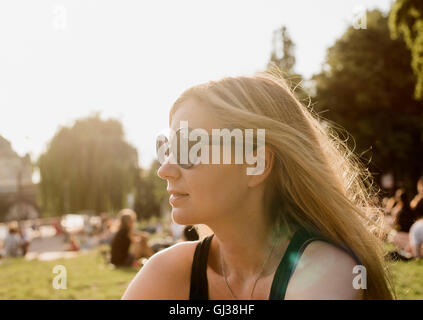 Junge Frau im Park, wegschauen Stockfoto