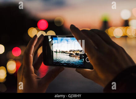 Junge Frau mit Smartphone, close-up Bildschirm fotografieren Stockfoto