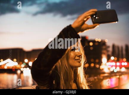 Junge Frau von Wasser, wobei Selfie mit smartphone Stockfoto
