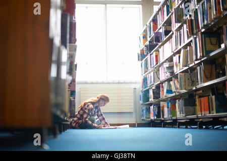 Junge weibliche Studentin arbeiten Bibliothek Erdgeschoss Stockfoto