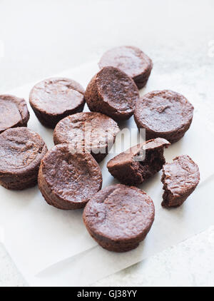 Schokoladen-Brownies auf Backpapier Stockfoto