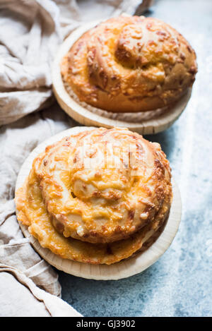 Nahaufnahme der frisch gebackene Brötchen belegt mit Käse Stockfoto