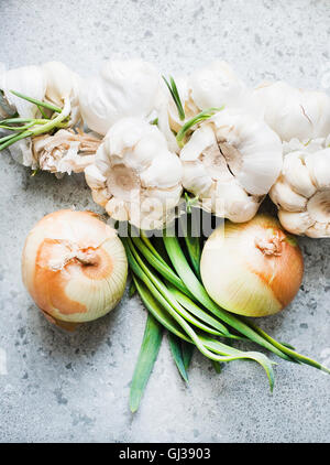Draufsicht von Zwiebeln und Knoblauch Zwiebeln Stockfoto