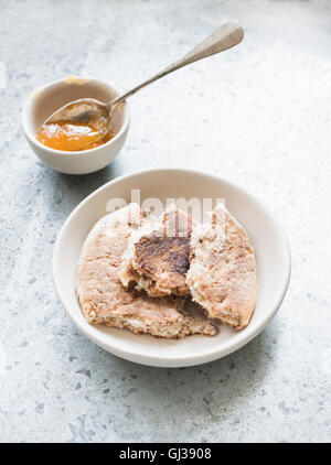 Stücke von Pita-Brot mit Marmelade Stockfoto