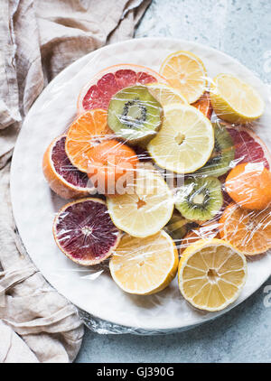 Draufsicht der geschnittenen Zitrusfrüchten serviert und auf Platte abgedeckt Stockfoto