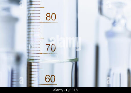 Chemischen Glaswaren. Messzylinder und anderen Out-of-Focus chemischen Labor-Glaswaren Stockfoto