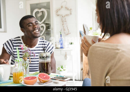 Junges Paar gemeinsam Frühstück Stockfoto