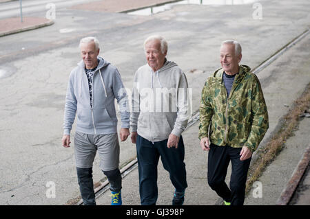 Senioren Freunde tragen Sportkleidung nebeneinander Stockfoto