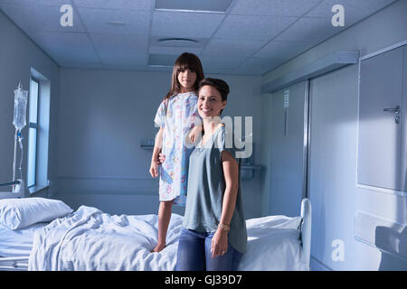 Porträt von Mädchen Patient und Mutter im Krankenhaus Kinderstation Stockfoto
