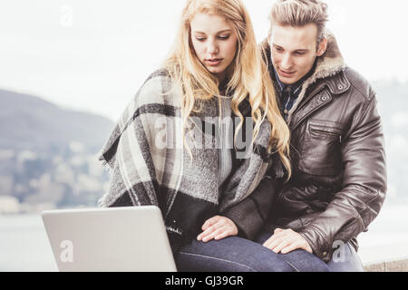 Junges Paar mit Laptop, Comer See, Italien Stockfoto